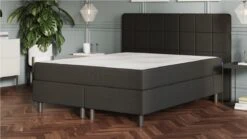 Boxspring Emma Deluxe Elegant Vlak Met Gestoffeerd Matras En Poot Zwart -Karlsson Winkel Boxspring Emma Deluxe Elegant vlak met gestoffeerd matras dark grey
