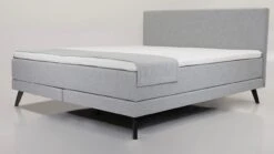 Boxspring Viggo Promo Vlak Met Gestoffeerd Matras -Karlsson Winkel Boxspring Viggo Promo vlak met gestoffeerd matras oakland grijs 2