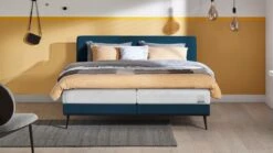 Boxspring Viggo Vlak Met Silver Pocket Deluxe Foam Matras -Karlsson Winkel Boxspring Viggo vlak met Silver Pocket Deluxe Foam matras oakland blauw 1