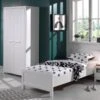 Kinderkamer Erik Met Nachtkast En 2-deurs Kast -Karlsson Winkel Complete kinderkamer Erik wit